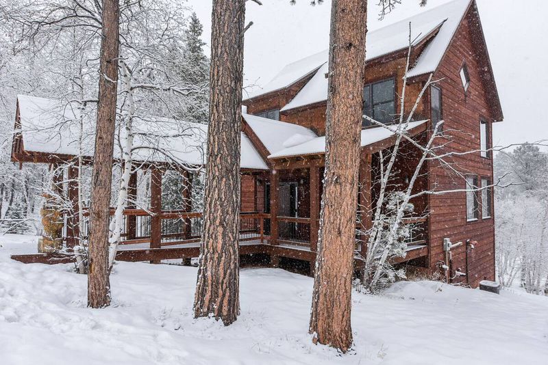 Best Winter AirBnB Cabins Cool & Cozy Winter Home Rentals