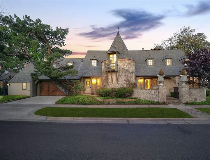 15 Beautiful Homes For Sale Now With Detached Guest Houses