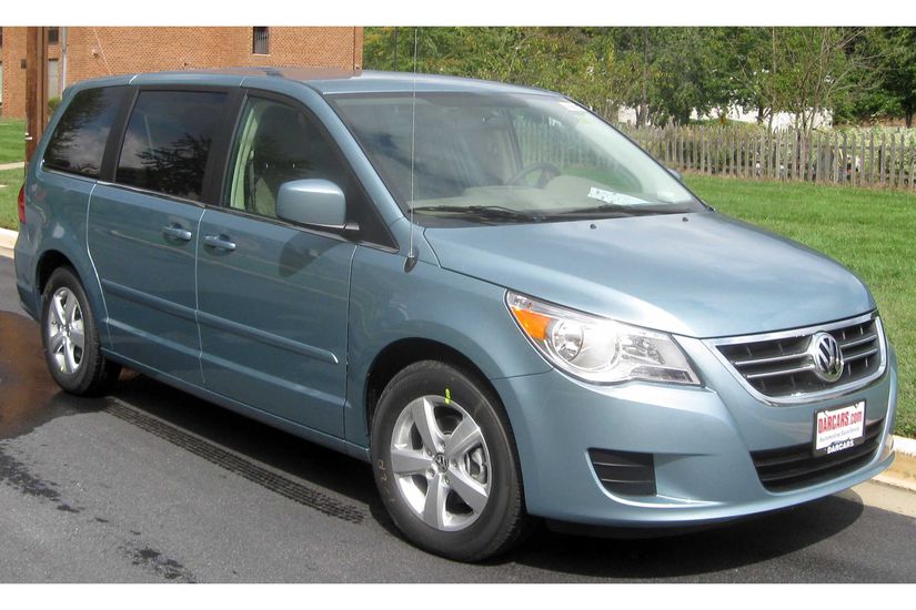 2009 Volkswagen Routan photographed in College Park, Maryland, USA.