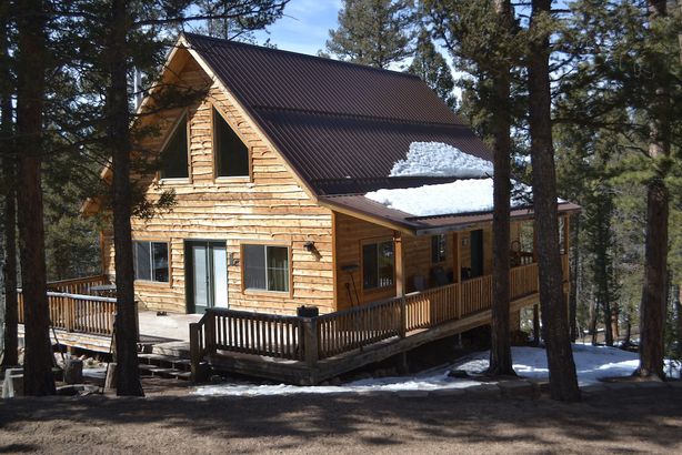 Cozy Colorado Cabin Rentals for a Restful Winter Getaway | Cheapism.com