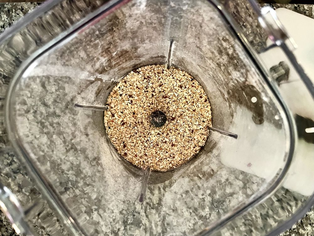 blender with dried garlic and onions