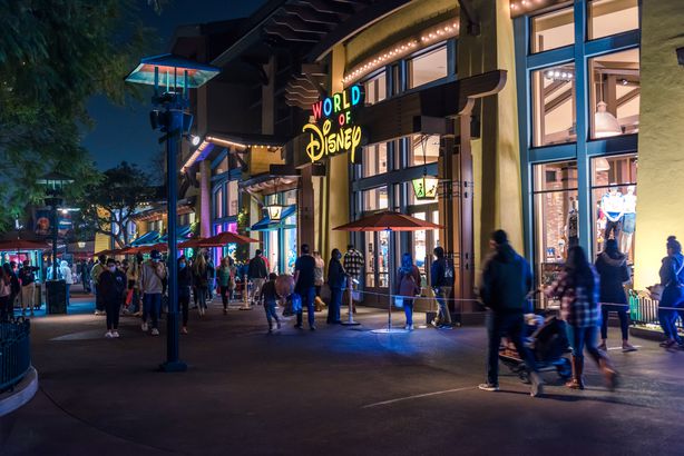 Large Lines Form Outside of World of Disney Store during Disneyland Coronavirus Closure; Disneyland to Become Massive Vaccination Site