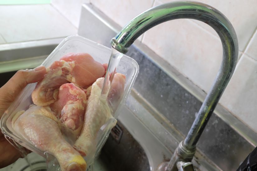 8 Methods You Should Never Use To Thaw Out Food