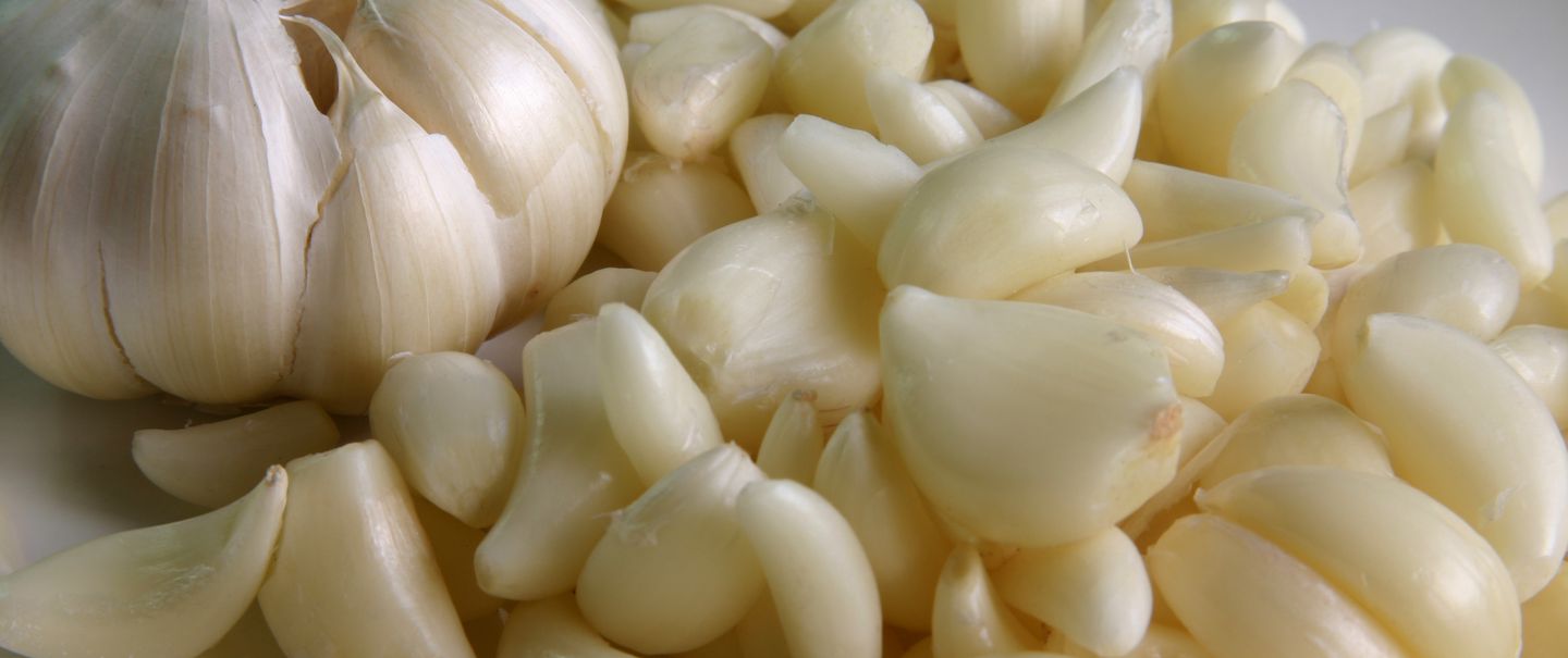 Should You Use Peeled Garlic? Here's Why Redditors Are Divided