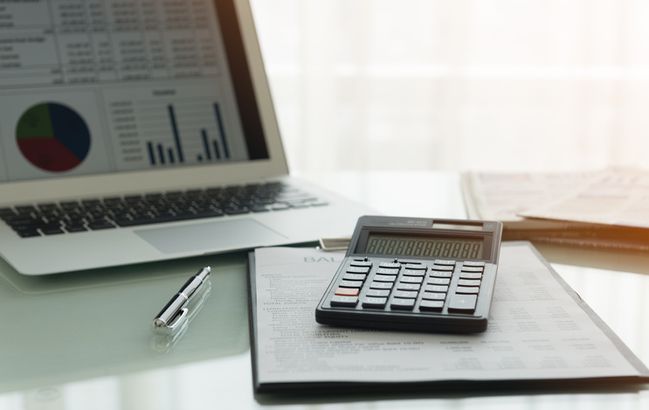 6 investment risk management strategies Financial portfolio review concept
