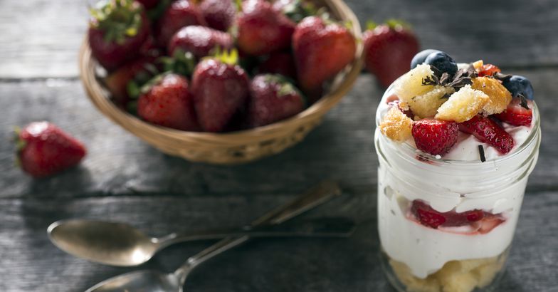 strawberry blueberry cake parfait